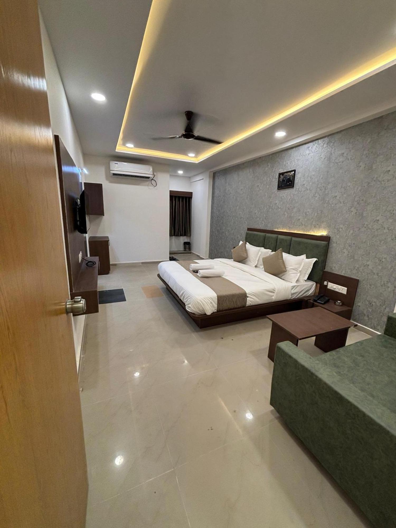Hotel Mountain Bharuch 외부 사진
